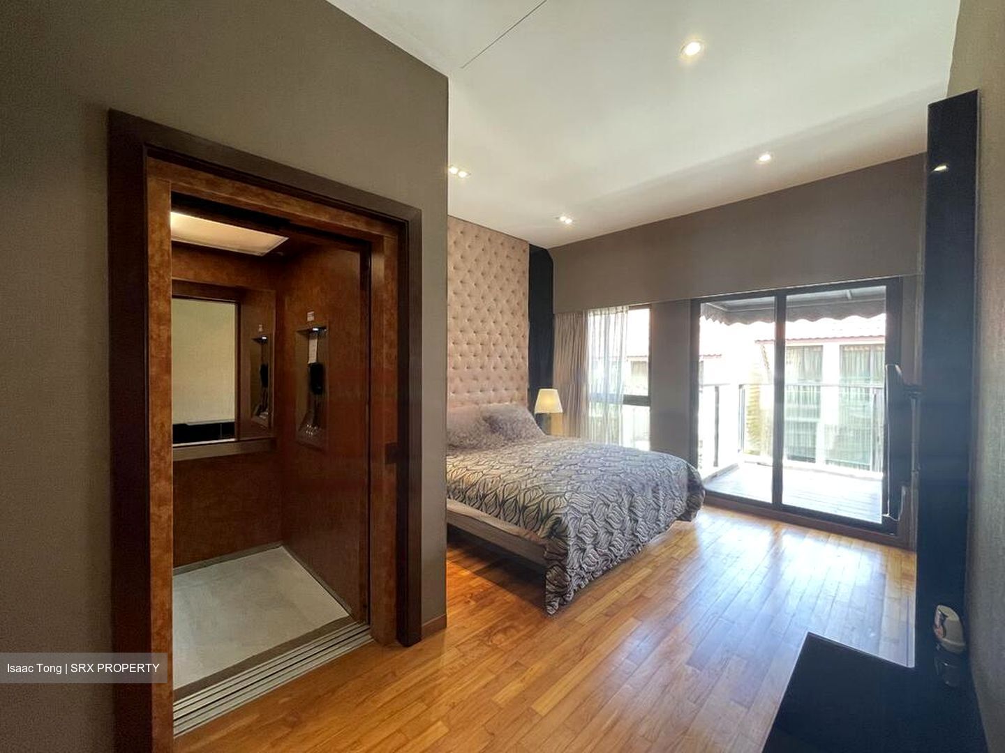 Holland Link (D10), Terrace #470224201